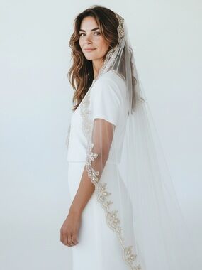 Single-Tier Bridal Veil with Gold Lace Trim